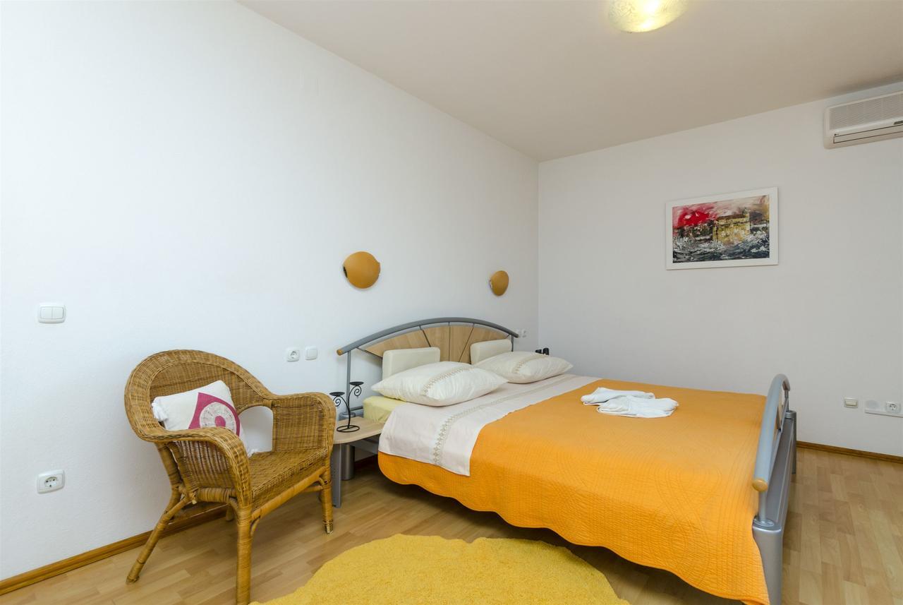 Apartments And Rooms Lea Бол Экстерьер фото