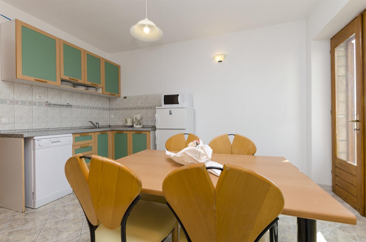 Apartments And Rooms Lea Бол Экстерьер фото